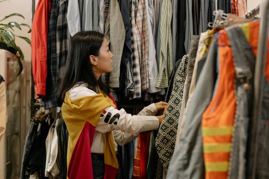 Femme En Chemise à Manches Longues Jaune Tenant Un Foulard Blanc Et Noir